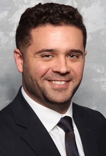 El cirujano Hassan-James Abbas enfrenta