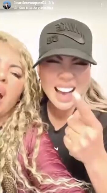 Pamela López aparece cantando tema