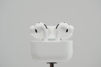 Algunos modelos de AirPods avisan mediante un sonido si están cargando correctamente. (AP foto/Godofredo A. Vásquez)