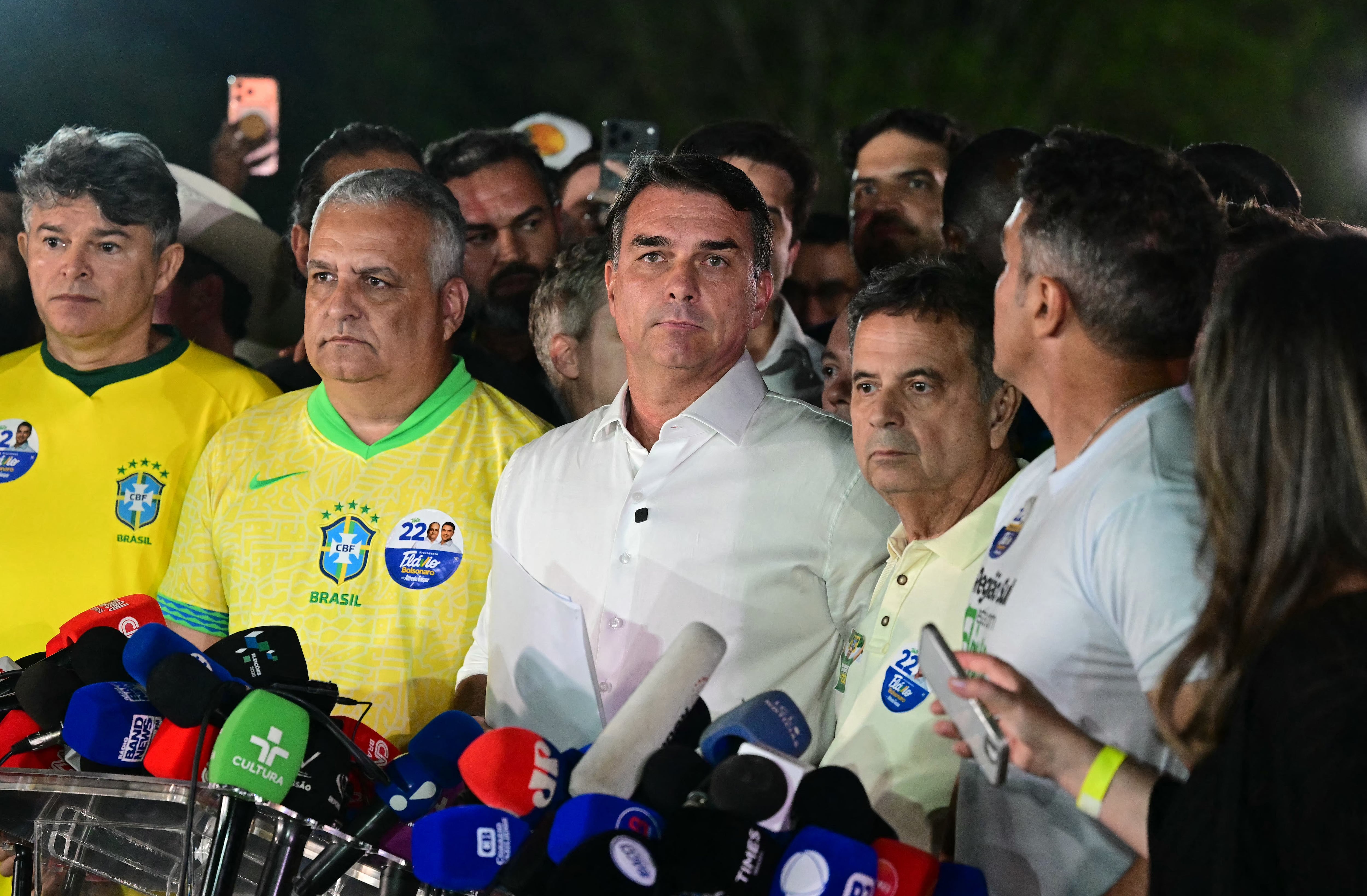 Flávio Bolsonaro perderá sus fueros tras veinticuatro años de actividad ininterrumpida en cargos del Poder Legislativo (Photo by Pablo PORCIUNCULA / AFP)