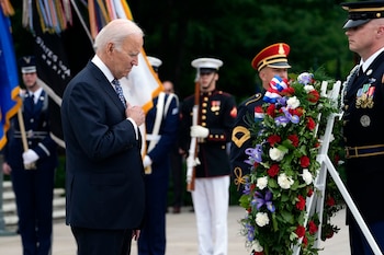 Joe Biden coloca la ofrenda