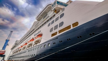 Crucero Volendam arriba al puerto de Acajutla para visitar sitios turísticos en El Salvador
