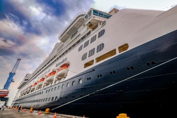 El puerto de Acajutla recibió al crucero Volendam con 950 pasajeros y 619 tripulantes, consolidando a El Salvador como destino emergente de cruceros internacionales. (Cortesía: Secretaría de Prensa)