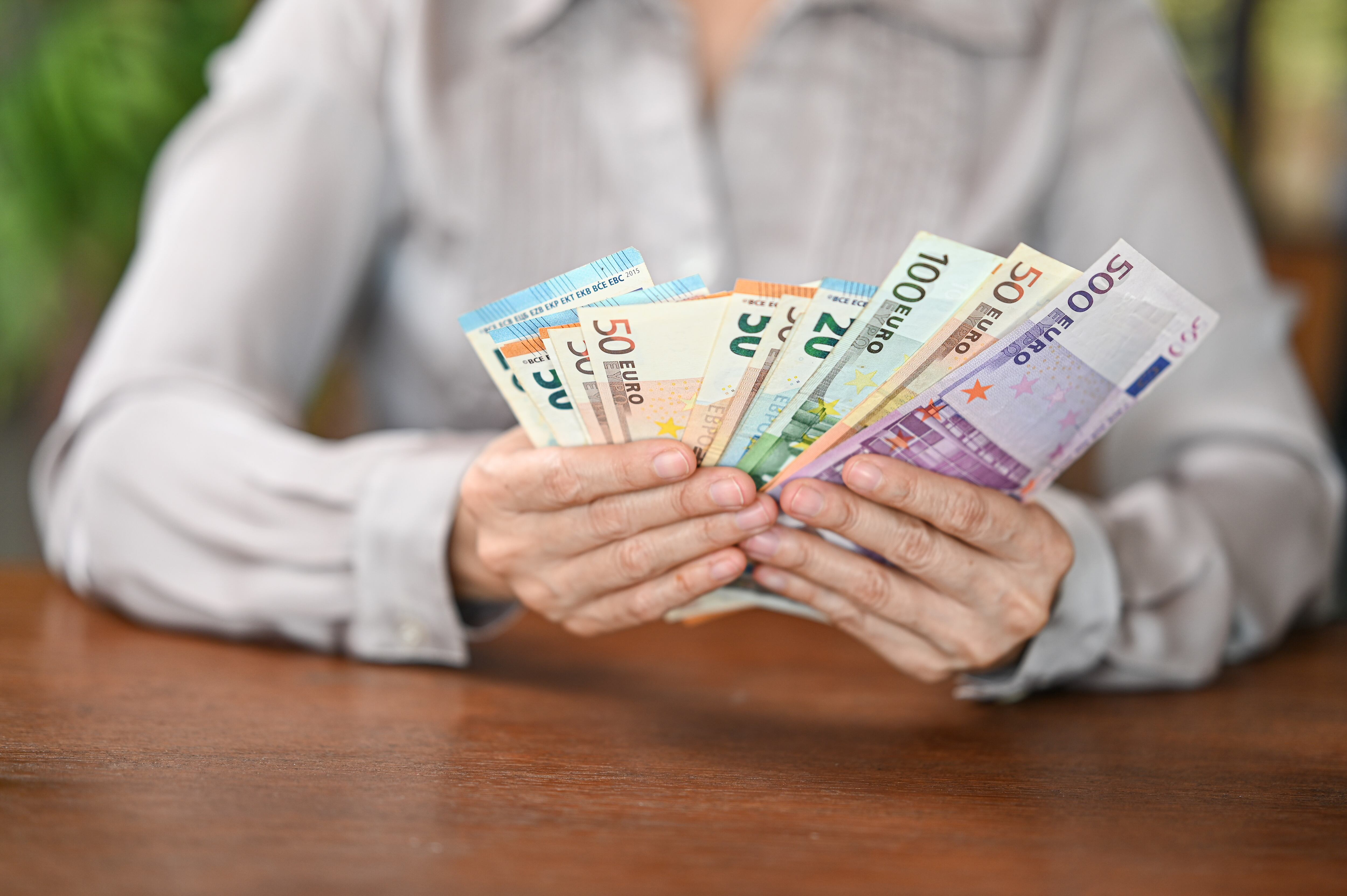 Un hombre con dinero en sus manos.