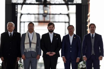 Boric rodeado de los presidentes