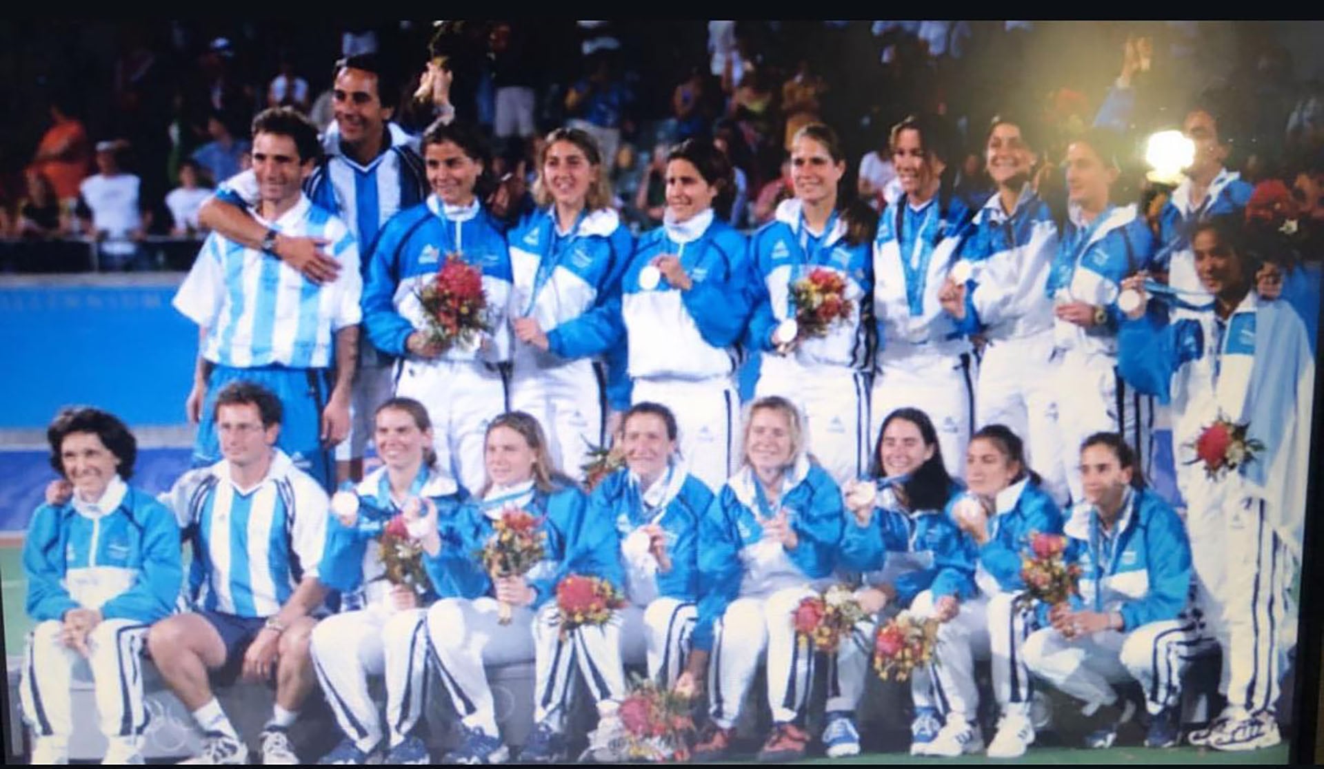 Las Leonas, incluyendo a Vanina Oneto, celebran su medalla de plata en los Juegos Olímpicos de Sídney 2000, un hito para el hockey argentino.