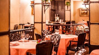 Comedor principal de estilo modernista