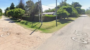 Motochorros asaltaron a dos adolescentes a la salida de la escuela en La Plata y uno resultó herido