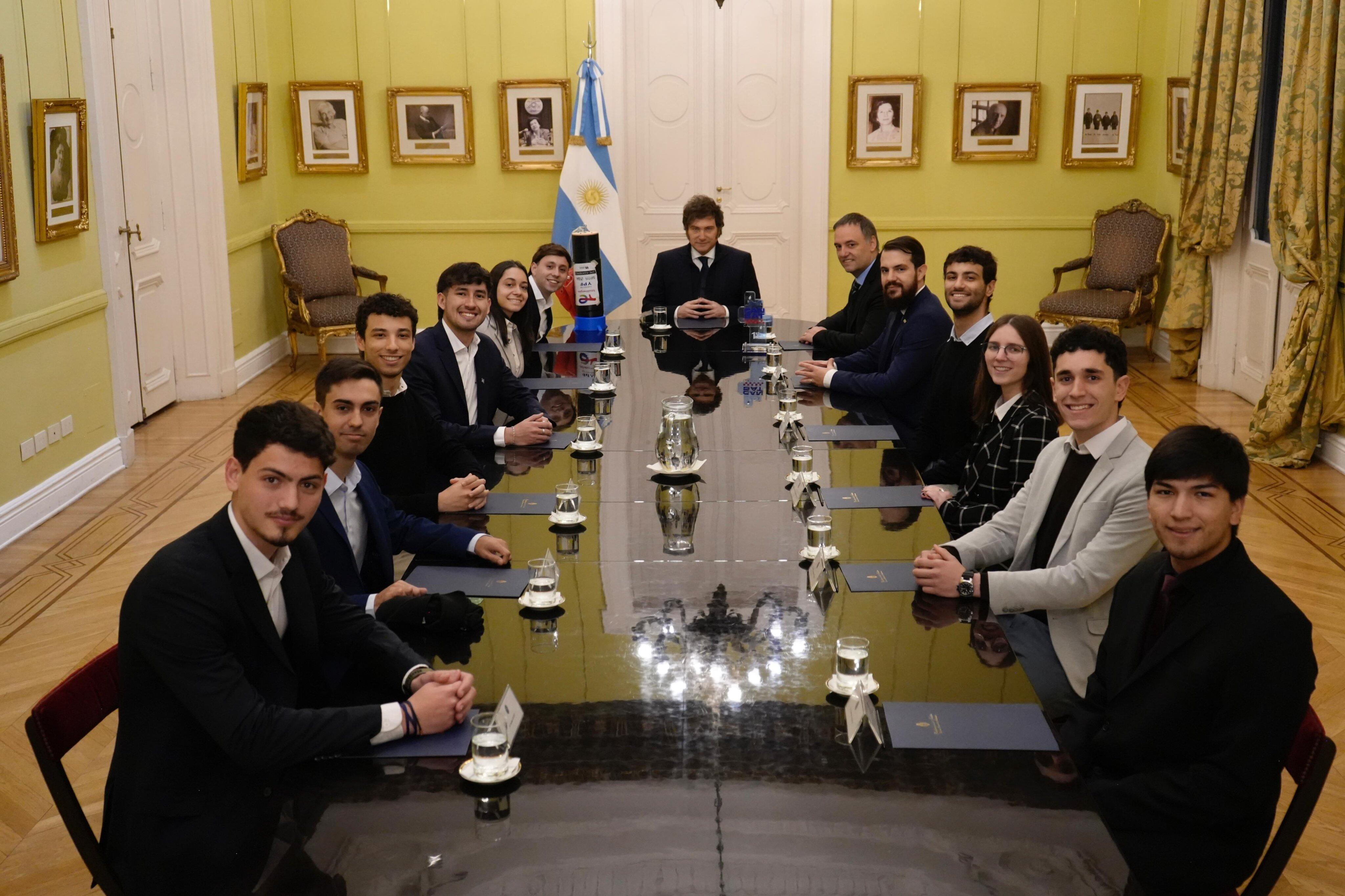 Javier Milei recibió en la Casa Rosada a los estudiantes campeones del Mundial Aeroespacial de la NASA (@OPRArgentina)