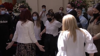 Cristina Kirchner (de espaldas) frente