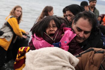 Una niña afgana grita al