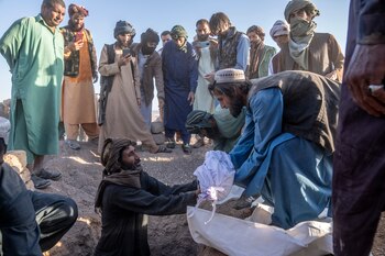 Los afganos todavía esperan encontrar supervivientes del terremoto que mató a más de 2.000 personas en la provincia occidental de Herat