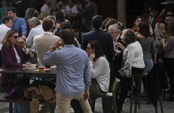 Personas en la terraza de