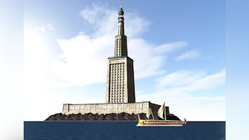 Renderización del Faro de Alejandría, una torre escalonada de piedra clara sobre una base rocosa en el mar, con una galera navegando cerca, bajo un cielo azul