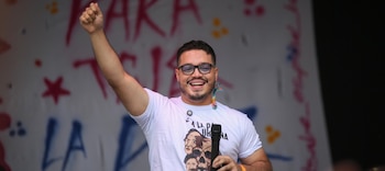 La protesta liderada por Hernán Muriel en Llanogrande destacó las cifras de falsos positivos reconocidas por la JEP ante la casa de Álvaro Uribe - crédito Cofradía Para El Cambio