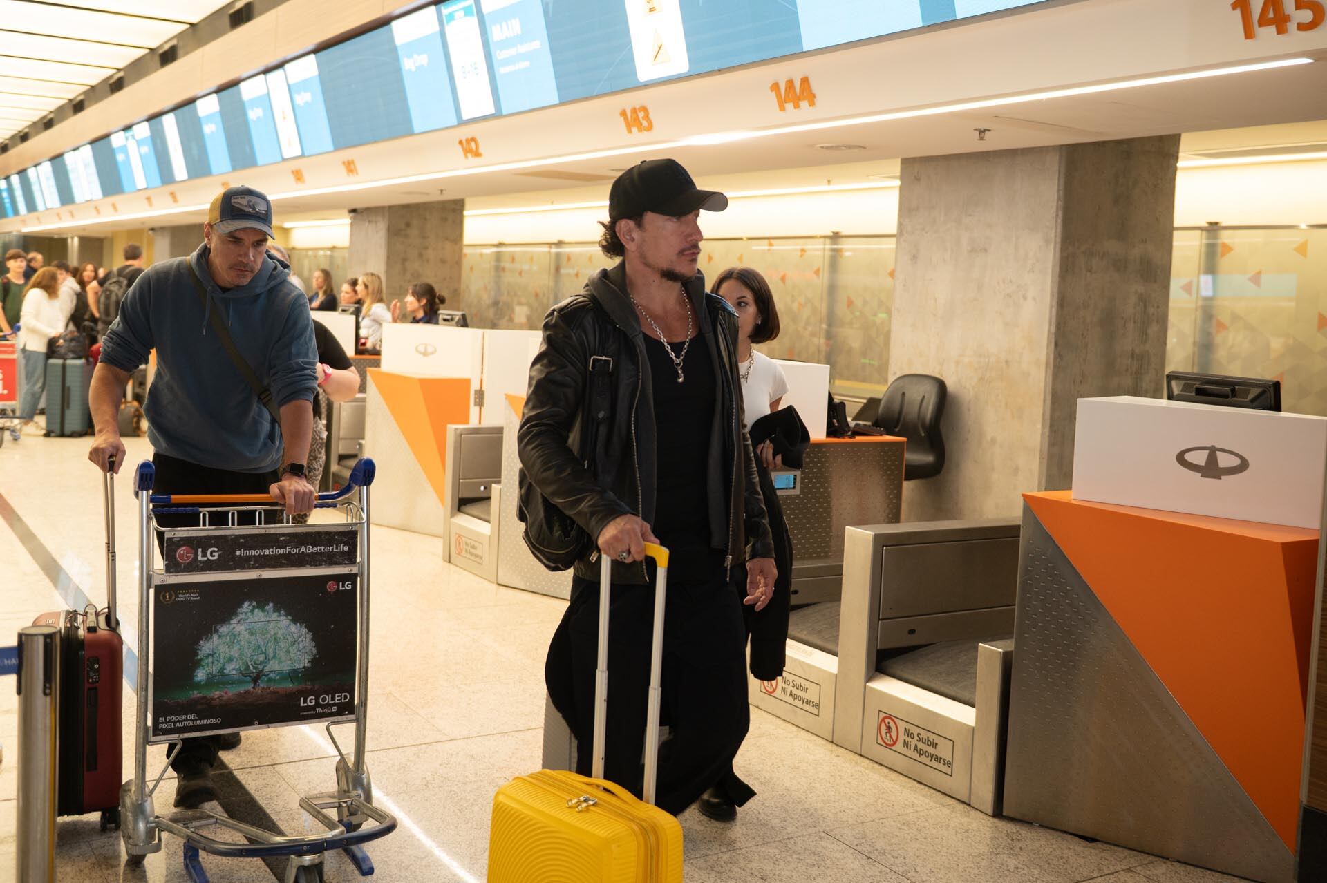 Nico Vázquez y Dai Fernández partieron rumbo a Estados Unidos en un viaje que combina romanticismo y trabajo (RSFotos)