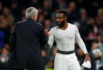 José Mourinho y Danny Rose dándose la mano después de un partido del Tottenham en la UEFA Champions League 2019/20 (REUTERS)