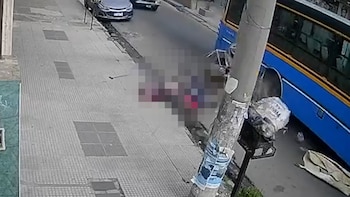 Un colectivero atropelló a un cartonero y una jubilada en Isidro Casanova