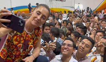 La aspirante a la candidatura presidencial de Morena, Claudia Sheinbaum, en un encuentro con estudiantes de la UAEM. Foto: Captura de Pantalla