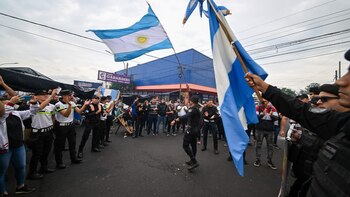 Los agentes de seguridad aplauden