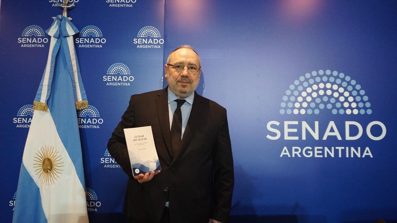 Szlajen critica los eufemismos que se usan para referirse a la eutanasia: