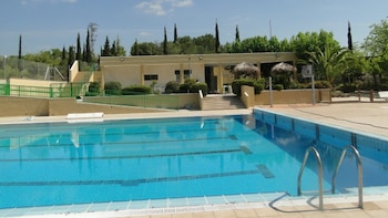 Una nube tóxica provocada por una reacción química en la piscina de La Bisbal de Penedès intoxica a 17 personas: cuatro en estado grave
