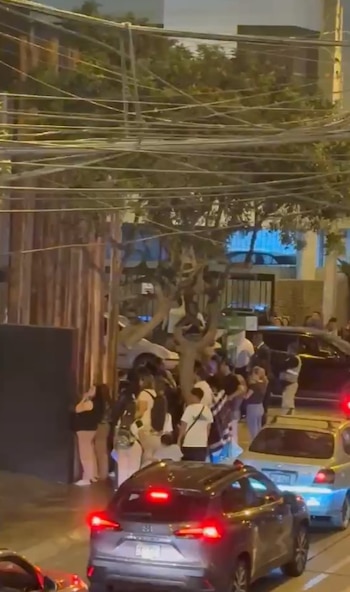 ARMY se congrega frente al hotel Marriott y genera tensión durante el traslado de una camioneta. Captura: X.