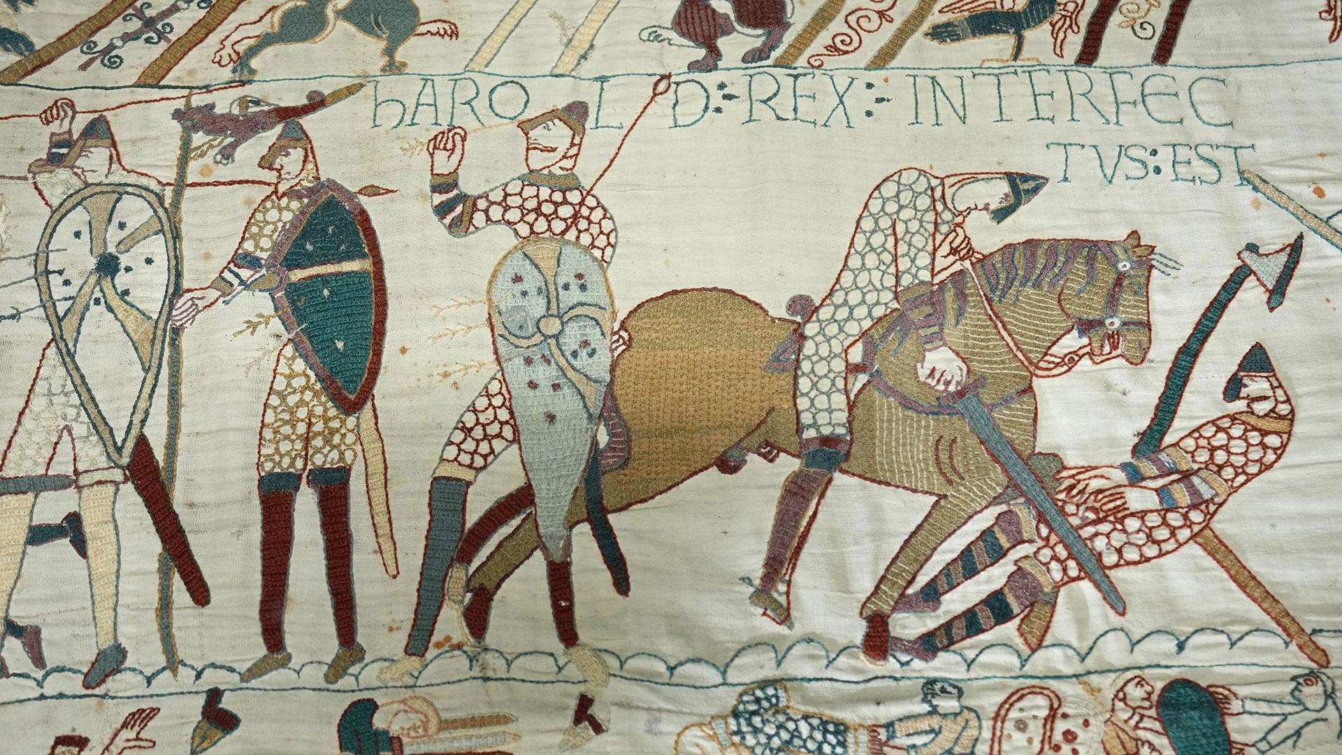El Tapiz de Bayeux narra la conquista normanda de Inglaterra en 1066 y la batalla de Hastings en la que Guillermo derrotó al rey Harold