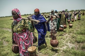 Mujeres transportando cántaros con agua en Guera (Chad). PABLO TOSCO/OXFAM INTERMÓN