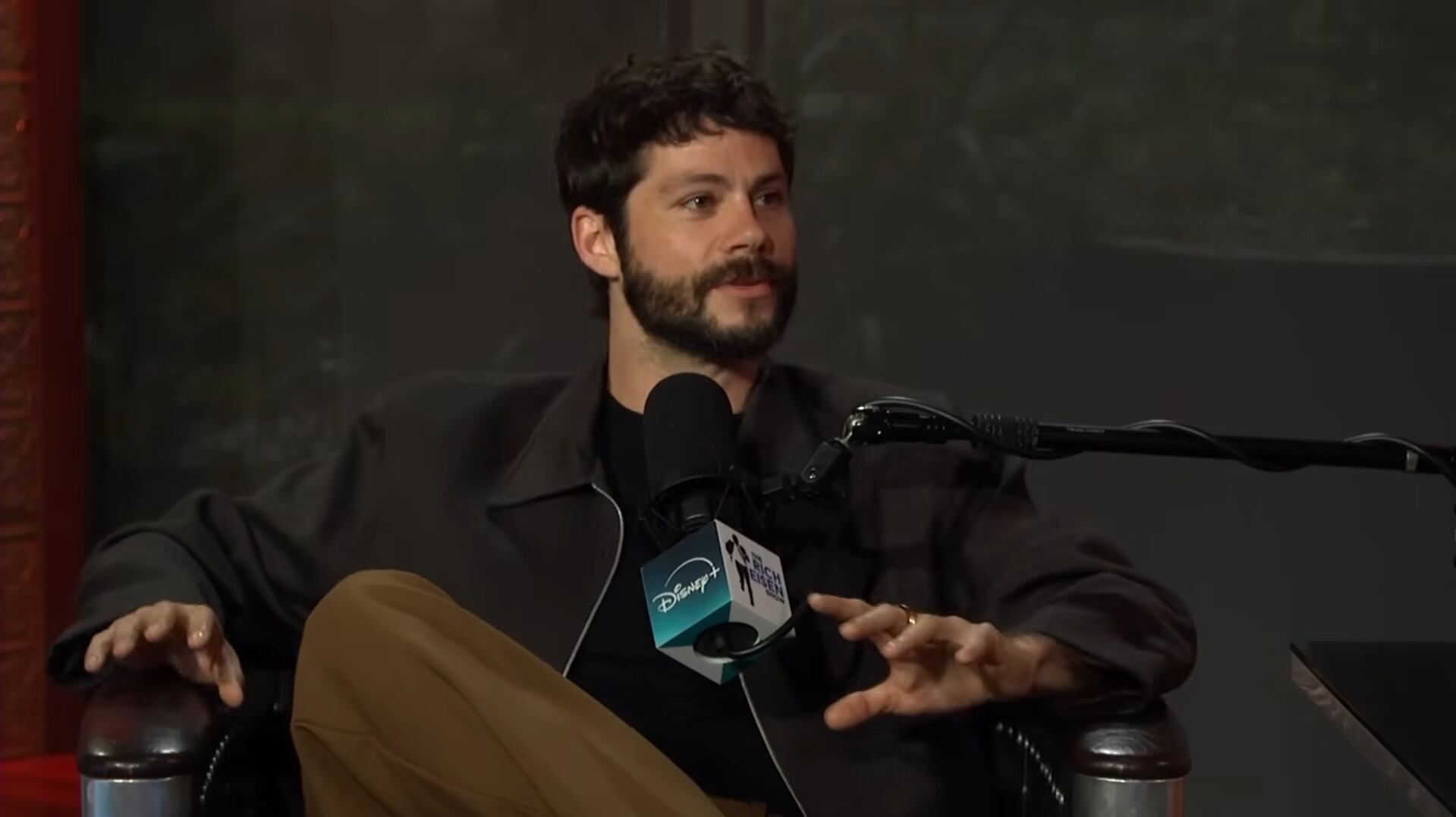 Dylan O’Brien atribuyó sus inicios en la actuación al apoyo familiar y al éxito de sus videos escolares en YouTube, claves en su carrera (YouTube: The Rich Eisen Show)