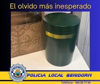 Encuentran una urna con cenizas en la taquilla de un supermercado de Benidorm. (Policía Local Benidorm)