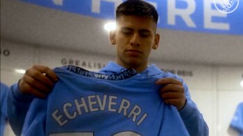 El Diablito Echeverri observa su