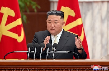 El líder norcoreano Kim Jong Un asiste a la séptima reunión plenaria ampliada del octavo Comité Central del Partido de los Trabajadores de Corea (PTC) en Pyongyang, Corea del Norte, 1 de marzo de 2023 en esta foto publicada por la Agencia Central de Noticias de Corea del Norte (KCNA). KCNA via REUTERS