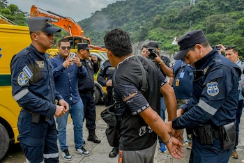 Según las autoridades de tránsito, el conductor del camión manejaba sin licencia de conducir y enfrentará un proceso por homicidio culposo. (Cortesía: Secretaría de Prensa)
