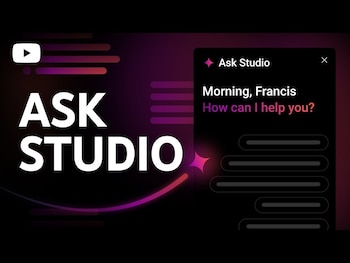 Un texto en letras blancas dice Ask Studio junto al logotipo de YouTube y una ventana flotante de chat en un fondo oscuro