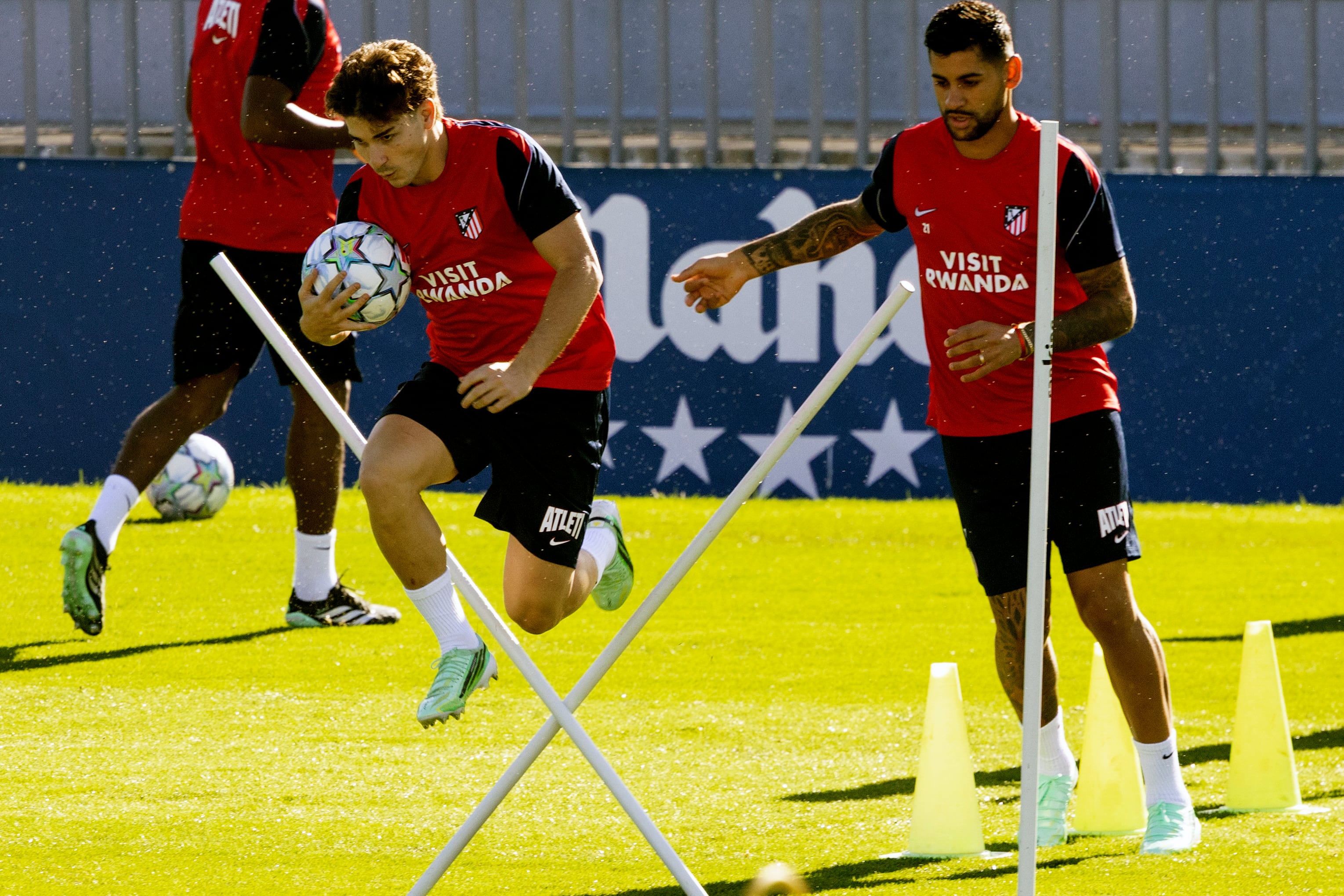 Atlético Madrid quiere sumar de a tres (Efe)