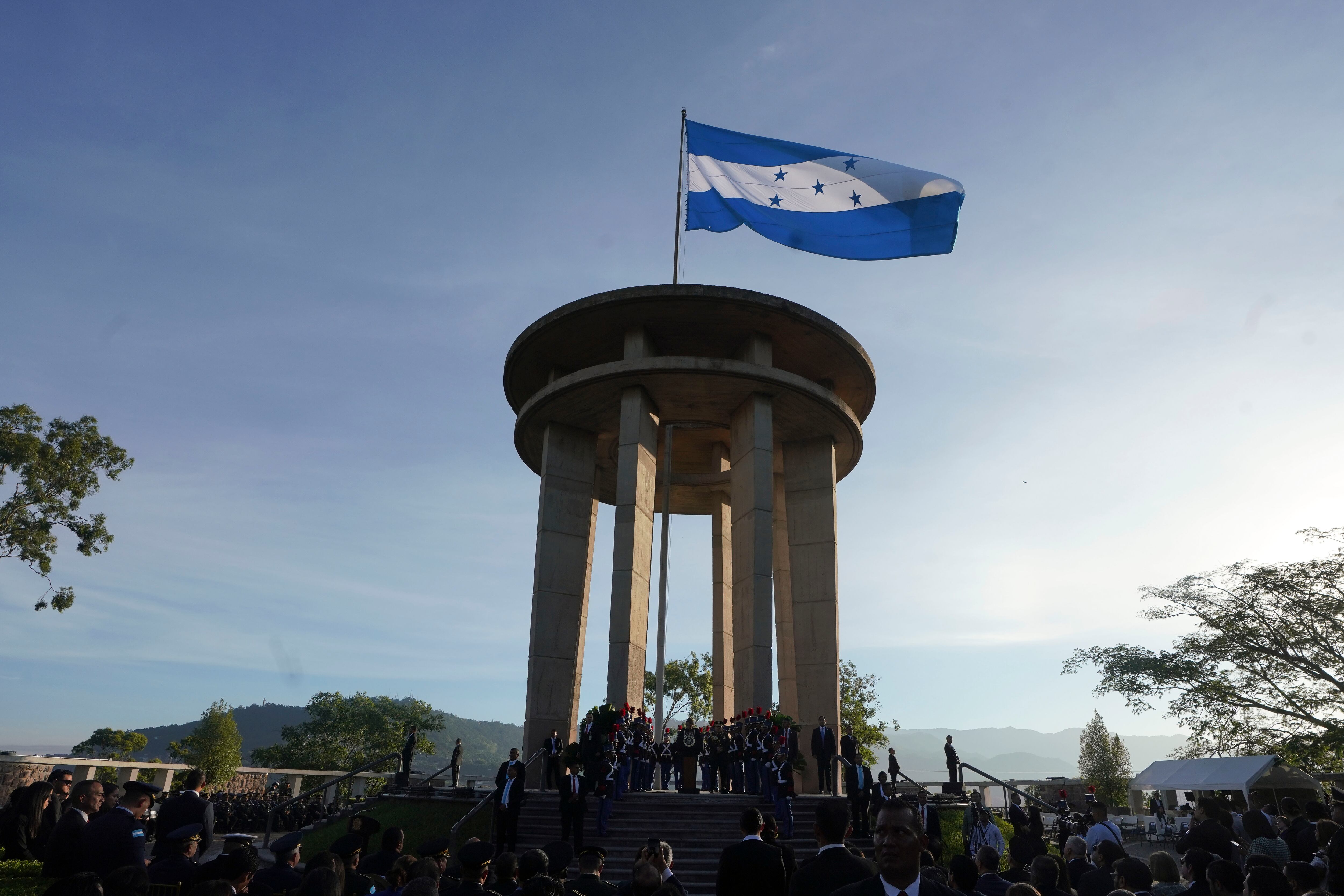 La aplicación de este marco a los casos de Guatemala, Honduras y República Dominicanamuestra que el enfoque ofrece un desempeño aceptable para el total de los ingresos tributarios y sus principales rubros, mientras que las mayores desviaciones se concentran en partidasde baja recaudación o alta volatilidad. Fotografía de archivo en donde se ve la bandera de Honduras. EFE/ STR