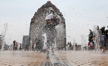 Algunas personas se refrescan en