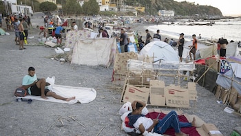 Una ONG alemana ayuda a los migrantes en Ceuta a cargar sus teléfonos con generadores y puntos de carga en el Trampolín