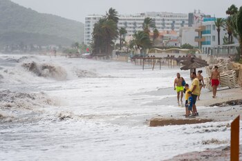 Algunos bañistas en la playa,