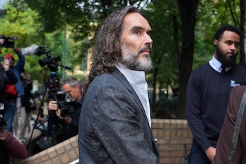 La defensa de Russell Brand se prepara para presentar sus argumentos en un proceso que podría prolongarse varias semanas más.(Foto AP/Kin Cheung)