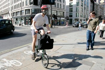 Un londinense se dirige a