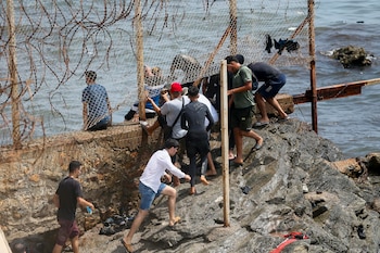 Miles de jóvenes marroquíes llegaron este jueves a la frontera entre Castillejos (Marruecos) y Ceuta para tratar de cruzar la valla que separa las dos ciudades.