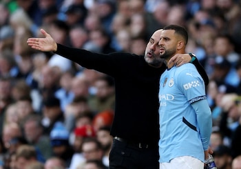 Pep Guardiola da instrucciones a Kyle Walker. (Reuters)