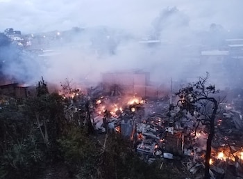 Las llamas afectaron principalmente a los barrios Altos de Monserrate y Miraflores, ambos ubicados en una zona vulnerable sobre la vía hacia Montenegro - crédito prensa Alcaldía de Armenia