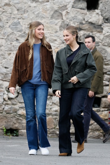 La princesa Leonor y la infanta Sofía visitan la localidad asturiana de Llanes. (EFE/ Ballesteros)