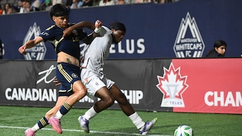 Kenji Cabrera luchando por una