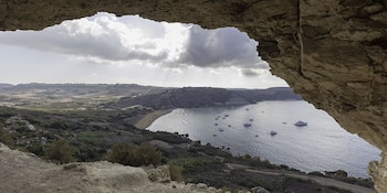 Malta y Marruecos aportaron escenarios de La Odisea con la Cueva de Calipso en Gozo y Aït Benhaddou como recreación de la caída de Troya (Wikimedia Commons)