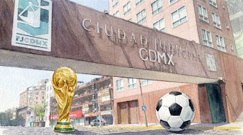Pintura en acuarela de la Copa Mundial dorada y un balón de fútbol blanco y negro simétricamente colocados frente a la fachada de la Ciudad Judicial CDMX.