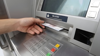 Indecopi sanciona a banco y le obliga a devolver a cliente S/ 9.000 tras retiros no reconocidos en cajeros: el detalle del caso